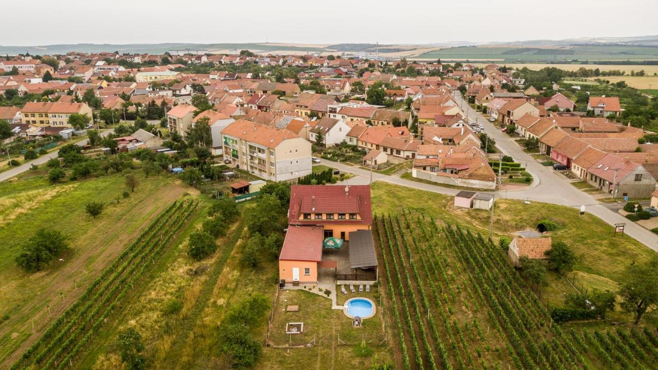 Penzion S Restauraci Na Furhaple Šakvice Exterior foto