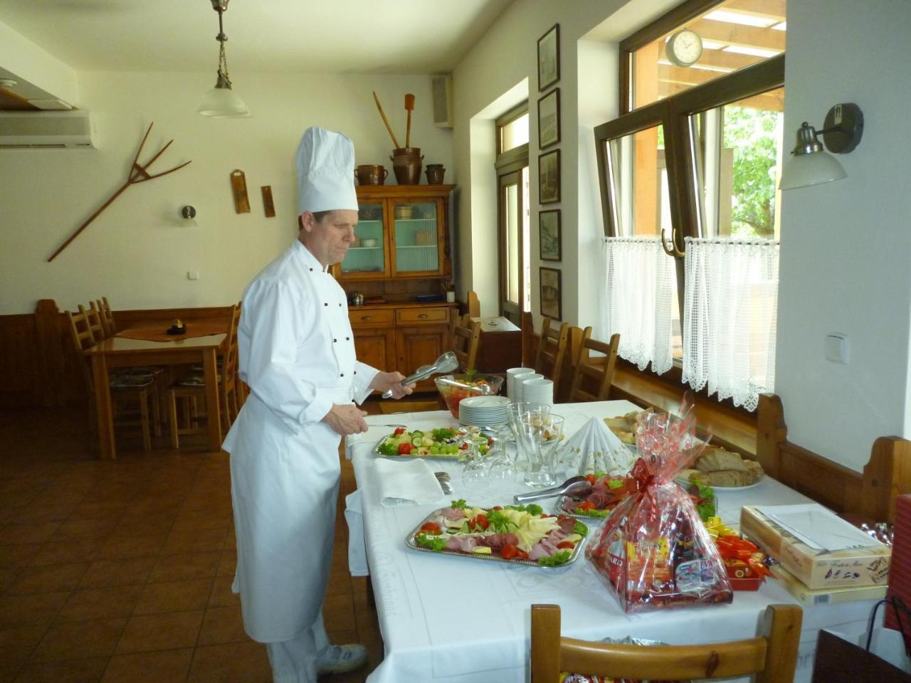 Penzion S Restauraci Na Furhaple Šakvice Exterior foto